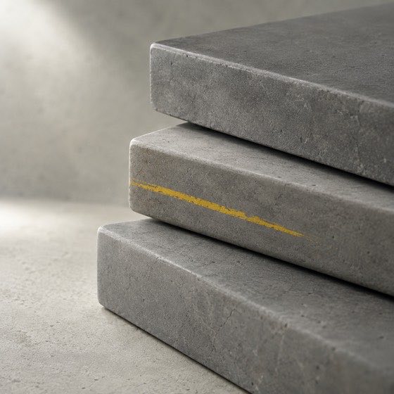 Beteiligungen und Lizenzen: Stufen aus Beton mit gelber Linie
